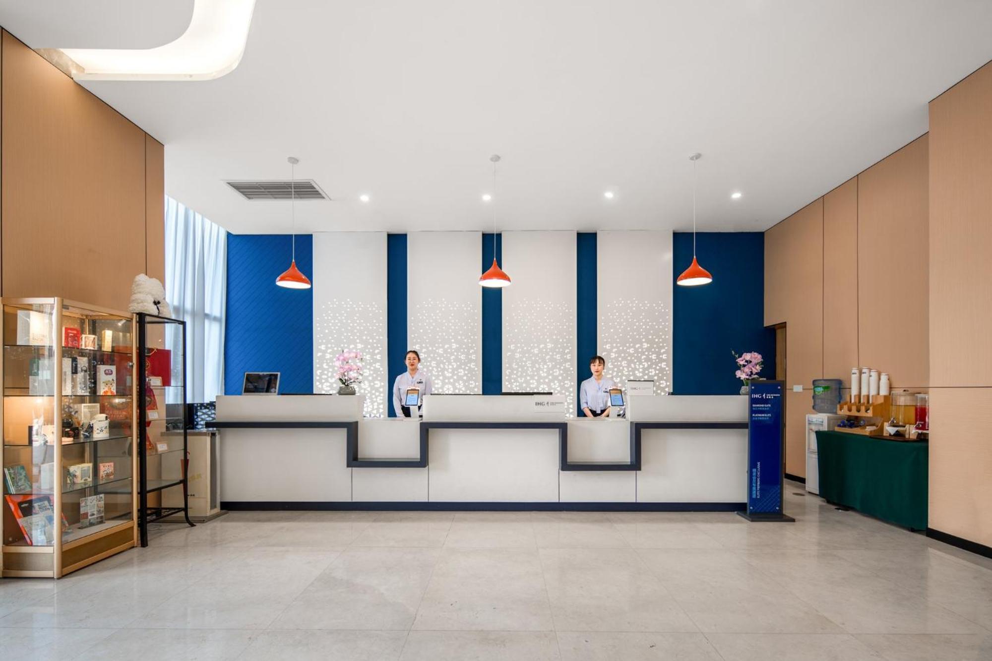 Holiday Inn Express Chongqing Guanyinqiao By Ihg Exterior photo